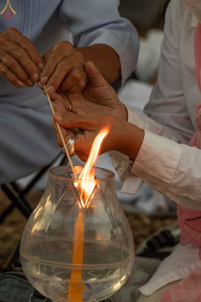 ภาพ No.73429:พิธีจุดประทีปถวายเป็นพุทธบูชา และบูชาธรรมมหาปูชนียาจารย์ ในโครงการธรรมยาตรากตัญญูบูชา มหาปูชนียาจารย์ พระมงคลเทพมุนี(สด จนฺทสโร) พระผู้ปราบมาร ปีที่ 11 ณ อนุสรณ์สถานลำดับที่ 4 สถานที่เกิดด้วยกายธรรม วัดโบสถ์ (บน) บางคูเวียง อ.บางกรวย จ.นนทบุรี วันที่ 21 