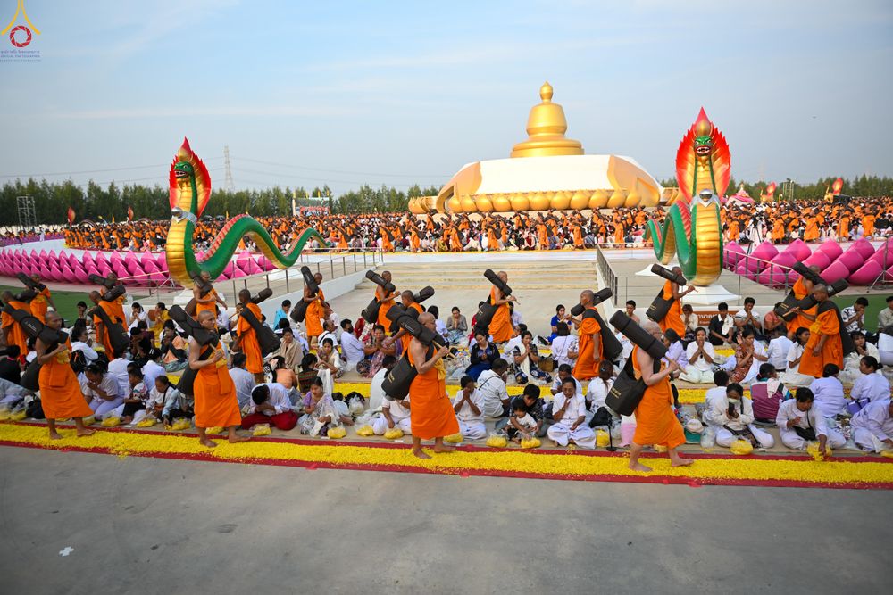 ภาพ No.299556:วันที่ 18 มกราคม พ.ศ. 2569 พิธีต้อนรับพระธรรมยาตรา (ภาพชุดที่ 2) ณ อนุสรณ์สถานลำดับที่ 5  สถานที่เผยแผ่วิชชาธรรมกายครั้งแรก อนุสรณ์สถานบางปลา วัดบางปลา อำเภอบางเลน จังหวัดนครปฐม ในโครงการธรรมยาตรา กตัญญูบูชา มหาปูชนียาจารย์ พระมงคลเทพมุนี(สด จนฺทสโร) พระ