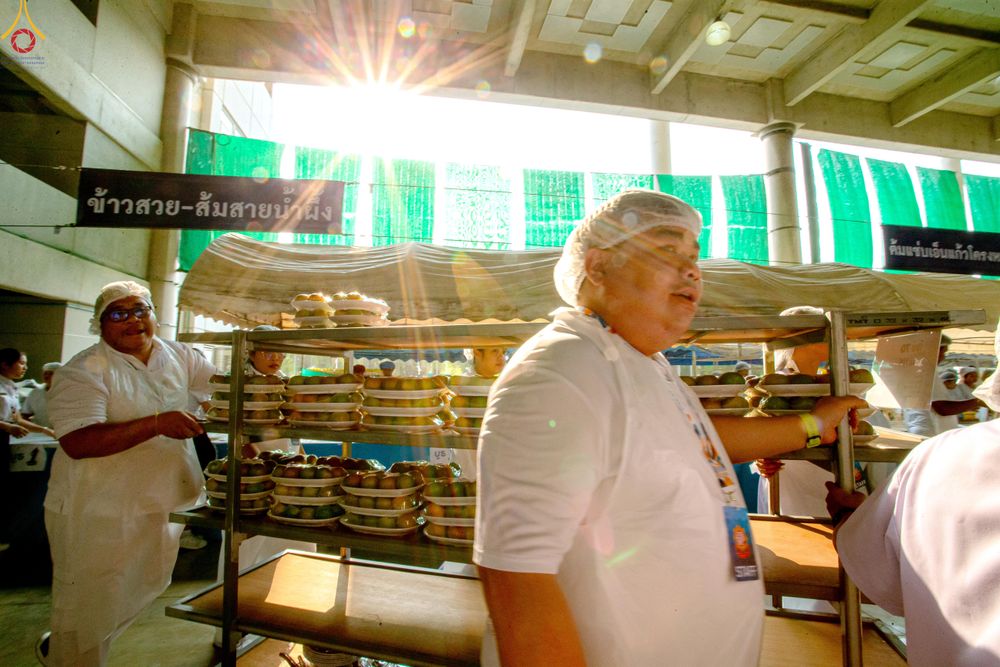 ภาพ No.325714:วันที่ 22 เมษายน พ.ศ.2569(วันคุ้มครองโลก) งานถวายมหาสังฆทาน 40,000 กว่าวัดทั่วประเทศ เจ้าหน้าที่ สาธุชน ร่วมใจจัดเตรียมภัตตาหารเพล (ชุด 2)