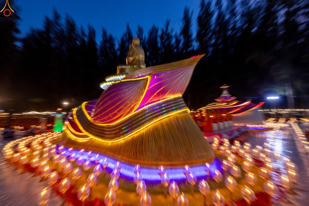 ภาพ No.290172:วันที่ 6 มกราคม พ.ศ. 2569 พิธีจุดประทีปถวายเป็นพุทธบูชา และบูชาธรรมมหาปูชนียาจารย์ (ภาพชุดที่ 2) ณ อนุสรณ์สถานมหาวิหารพระมงคลเทพมุนี (โลตัสแลนด์) อ.สองพี่น้อง จ.สุพรรณบุรี ในโครงการธรรมยาตรา กตัญญูบูชา มหาปูชนียาจารย์ พระมงคลเทพมุนี(สด จนฺทสโร) พระผู้ปรา