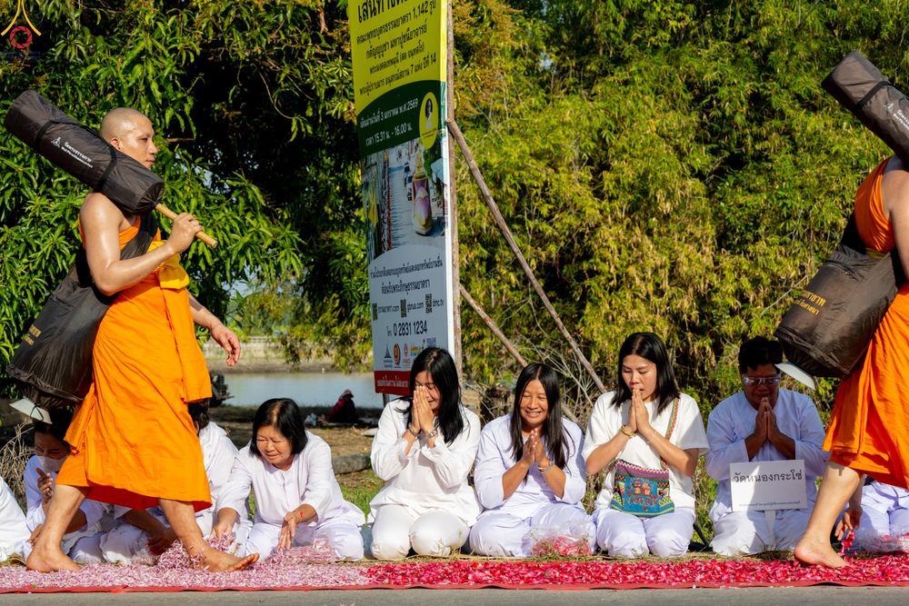 ภาพ No.287932:วันที่ 3 มกราคม พ.ศ. 2569 พิธีต้อนรับพระธรรมยาตรา ครั้งที่ 2 (ภาพชุดที่ 2) ในโครงการธรรมยาตรา กตัญญูบูชา มหาปูชนียาจารย์ พระมงคลเทพมุนี(สด จนฺทสโร) พระผู้ปราบมาร อนุสรณ์สถาน 7 แห่ง ปีที่ 14 ณ อนุสรณ์สถานมหาวิหารพระมงคลเทพมุนี (โลตัสแลนด์) อ.สองพี่น้อง จ.