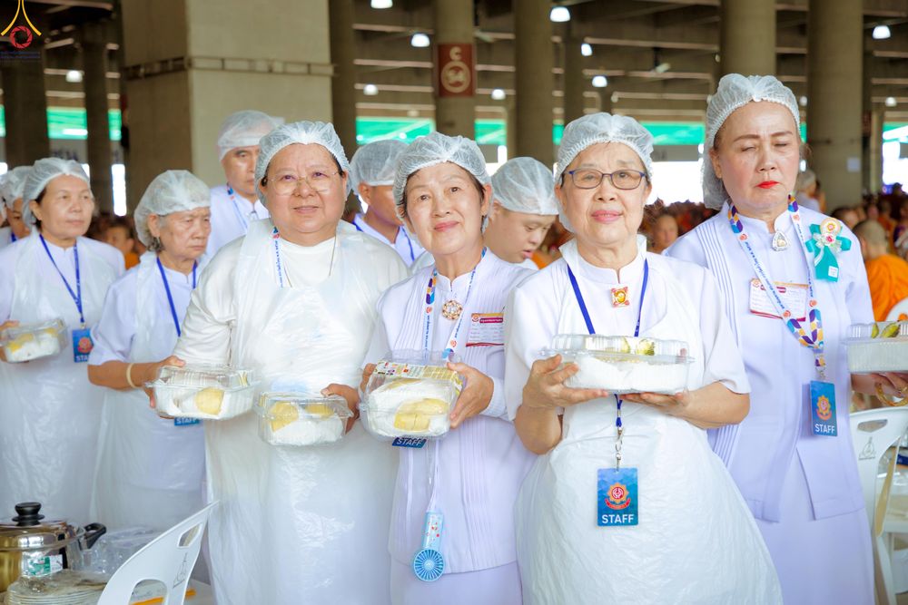 ภาพ No.325794:วันที่ 22 เมษายน พ.ศ.2569(วันคุ้มครองโลก) งานถวายมหาสังฆทาน 40,000 กว่าวัดทั่วประเทศ เจ้าหน้าที่ สาธุชน ร่วมใจจัดเตรียมภัตตาหารเพล (ชุด 2)