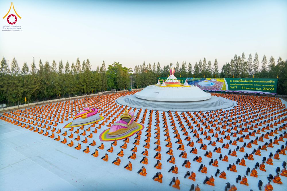 ภาพ No.290629:วันที่ 8 มกราคม พ.ศ. 2569 พระธรรมยาตราปฏิบัติธรรม และถ่ายภาพหมู่ประวัติศาสตร์ ในโครงการธรรมยาตรา กตัญญูบูชามหาปูชนียาจารย์ พระมงคลเทพมุนี(สด จนฺทสโร) พระผู้ปราบมาร อนุสรณ์สถาน 7 แห่ง ปีที่ 14 ณ อนุสรณ์สถานคลองบางนางแท่น อ.สามพราน จ.นครปฐม