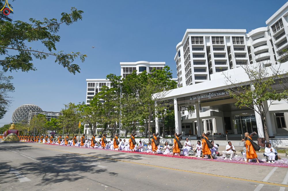 ภาพ No.304811:วันที่ 25 มกราคม พ.ศ. 2569 พิธีต้อนรับพระธรรมยาตรา (ภาพชุดที่ 2) รร.สามัคคีราษฏร์บำรุง-วัดพระธรรมกาย ในโครงการธรรมยาตรา กตัญญูบูชา มหาปูชนียาจารย์ พระมงคลเทพมุนี(สด จนฺทสโร) พระผู้ปราบมาร อนุสรณ์สถาน 7 แห่ง ปีที่ 14