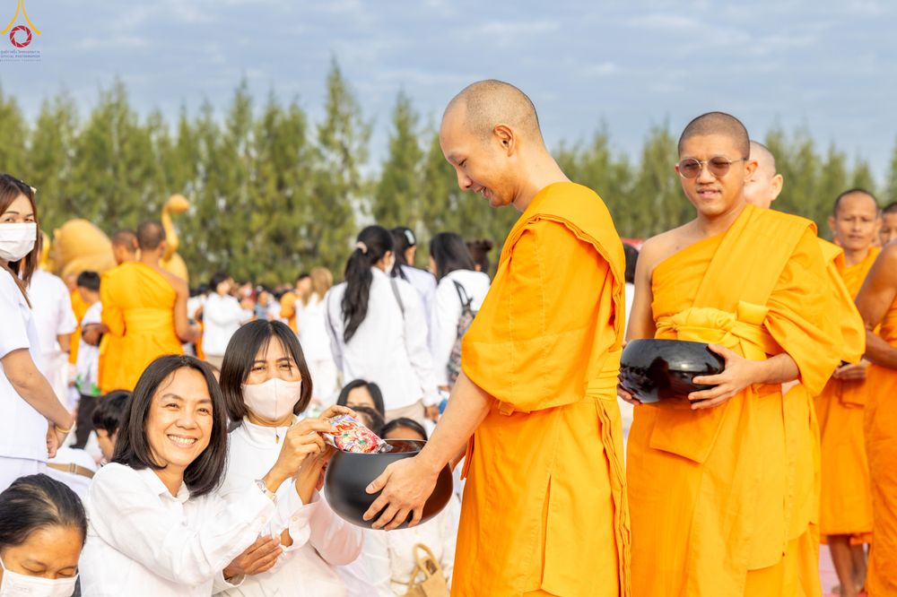 ภาพ No.302694:วันที่ 24 มกราคม พ.ศ. 2569 พิธีตักบาตรพระธรรมยาตรา(ภาพชุดที่ 2) ณ อนุสรณ์สถานลำดับที่ 5 สถานที่เผยแผ่วิชชาธรรมกายครั้งแรก อนุสรณ์สถานบางปลา วัดบางปลา อำเภอบางเลน จังหวัดนครปฐม ในโครงการธรรมยาตรา กตัญญูบูชา มหาปูชนียาจารย์ พระมงคลเทพมุนี(สด จนฺทสโร) พระผู