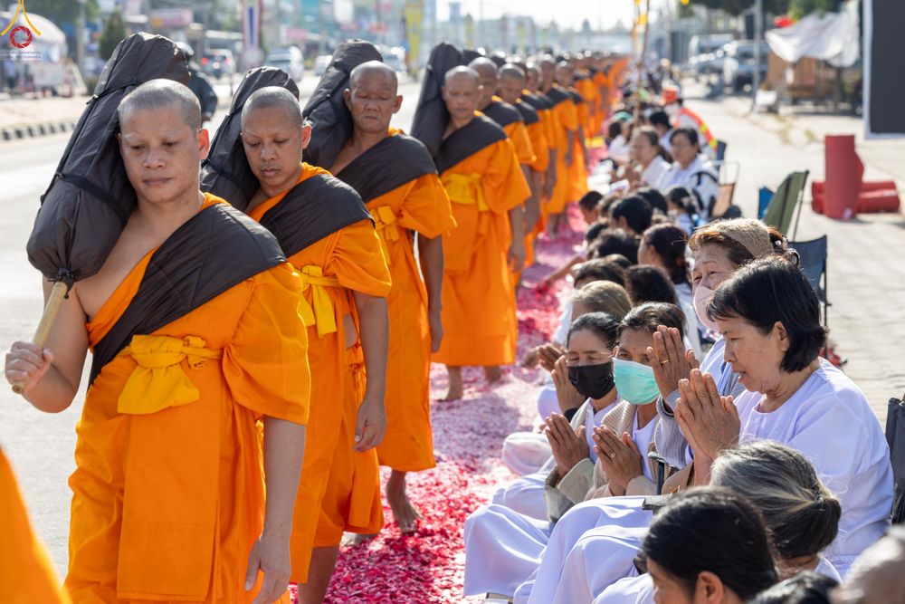 ภาพ No.287764:วันที่ 3 มกราคม พ.ศ. 2569 พิธีต้อนรับพระธรรมยาตรา ครั้งที่ 2 (ภาพชุดที่ 2) ในโครงการธรรมยาตรา กตัญญูบูชา มหาปูชนียาจารย์ พระมงคลเทพมุนี(สด จนฺทสโร) พระผู้ปราบมาร อนุสรณ์สถาน 7 แห่ง ปีที่ 14 ณ อนุสรณ์สถานมหาวิหารพระมงคลเทพมุนี (โลตัสแลนด์) อ.สองพี่น้อง จ.