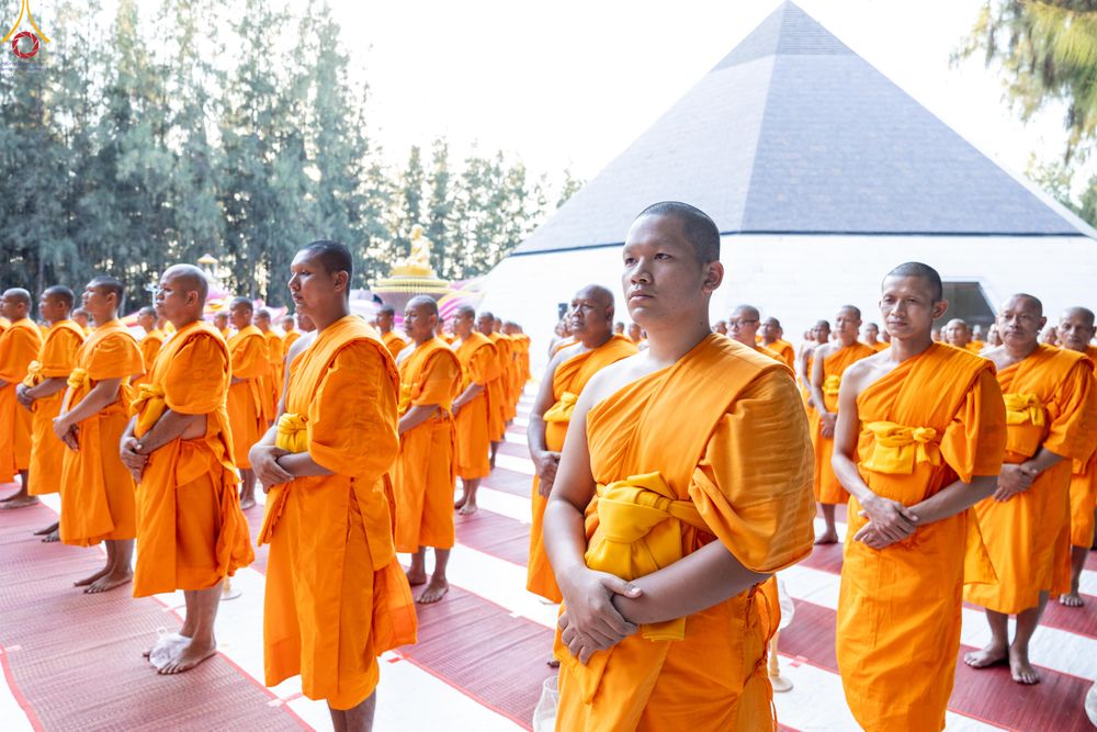 ภาพ No.290065:วันที่ 6 มกราคม พ.ศ. 2569 พิธีจุดประทีปถวายเป็นพุทธบูชา และบูชาธรรมมหาปูชนียาจารย์ (ภาพชุดที่ 2) ณ อนุสรณ์สถานมหาวิหารพระมงคลเทพมุนี (โลตัสแลนด์) อ.สองพี่น้อง จ.สุพรรณบุรี ในโครงการธรรมยาตรา กตัญญูบูชา มหาปูชนียาจารย์ พระมงคลเทพมุนี(สด จนฺทสโร) พระผู้ปรา