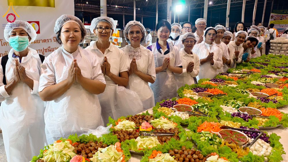 ภาพ No.303017:วันที่ 26 มกราคม พ.ศ. 2569 พิธีถวายภัตตาหารเป็นสังฆทาน แด่พระธรรมยาตรา ณ วัดพระธรรมกาย  จังหวัดปทุมธานี ในโครงการธรรมยาตรา กตัญญูบูชา มหาปูชนียาจารย์ พระมงคลเทพมุนี(สด จนฺทสโร) พระผู้ปราบมาร อนุสรณ์สถาน 7 แห่ง ปีที่ 14