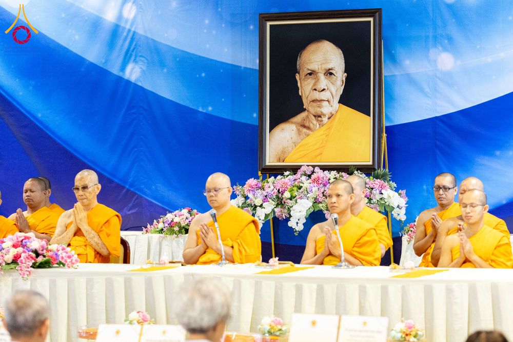 ภาพ No.288850:วันที่ 6 มกราคม พ.ศ. 2569 พิธีถวายภัตตาหารเป็นสังฆทาน แด่พระธรรมยาตรา ในโครงการธรรมยาตรา กตัญญูบูชา มหาปูชนียาจารย์ พระมงคลเทพมุนี(สด จนฺทสโร) พระผู้ปราบมาร อนุสรณ์สถาน 7 แห่ง ปีที่ 14 ณ อนุสรณ์สถานมหาวิหารพระมงคลเทพมุนี (โลตัสแลนด์) อ.สองพี่น้อง จ.สุพรร