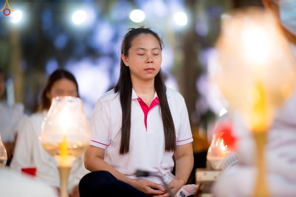 ภาพ No.290198:วันที่ 6 มกราคม พ.ศ. 2569 พิธีจุดประทีปถวายเป็นพุทธบูชา และบูชาธรรมมหาปูชนียาจารย์ (ภาพชุดที่ 2) ณ อนุสรณ์สถานมหาวิหารพระมงคลเทพมุนี (โลตัสแลนด์) อ.สองพี่น้อง จ.สุพรรณบุรี ในโครงการธรรมยาตรา กตัญญูบูชา มหาปูชนียาจารย์ พระมงคลเทพมุนี(สด จนฺทสโร) พระผู้ปรา