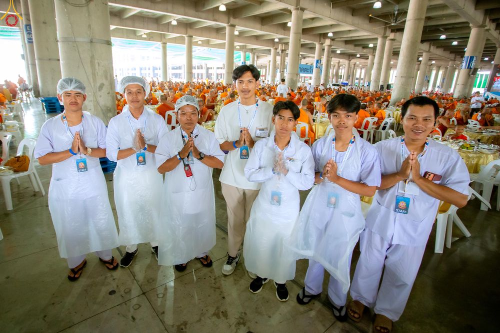 ภาพ No.325690:วันที่ 22 เมษายน พ.ศ.2569(วันคุ้มครองโลก) งานถวายมหาสังฆทาน 40,000 กว่าวัดทั่วประเทศ เจ้าหน้าที่ สาธุชน ร่วมใจจัดเตรียมภัตตาหารเพล (ชุด 2)