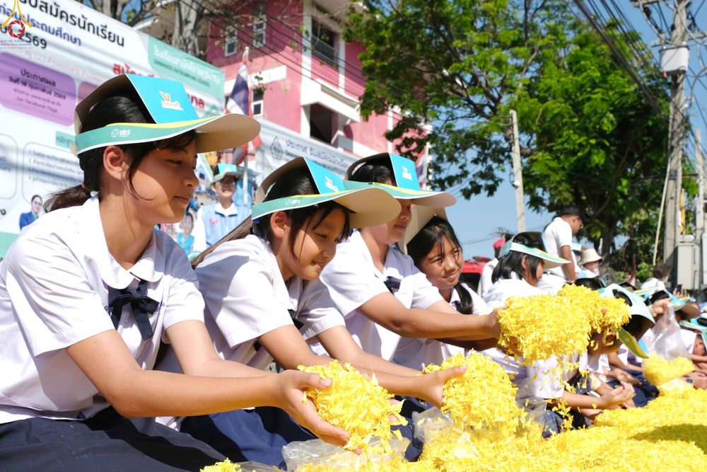 ภาพ No.304053:วันที่ 25 มกราคม พ.ศ. 2569 พิธีต้อนรับพระธรรมยาตรา  รร.สามัคคีราษฏร์บำรุง-วัดพระธรรมกาย ในโครงการธรรมยาตรา กตัญญูบูชา มหาปูชนียาจารย์ พระมงคลเทพมุนี(สด จนฺทสโร) พระผู้ปราบมาร อนุสรณ์สถาน 7 แห่ง ปีที่ 14