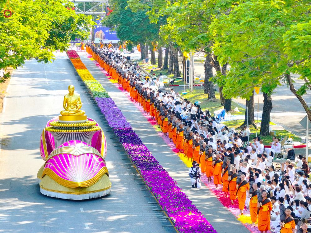ภาพ No.304809:วันที่ 25 มกราคม พ.ศ. 2569 พิธีต้อนรับพระธรรมยาตรา (ภาพชุดที่ 2) รร.สามัคคีราษฏร์บำรุง-วัดพระธรรมกาย ในโครงการธรรมยาตรา กตัญญูบูชา มหาปูชนียาจารย์ พระมงคลเทพมุนี(สด จนฺทสโร) พระผู้ปราบมาร อนุสรณ์สถาน 7 แห่ง ปีที่ 14