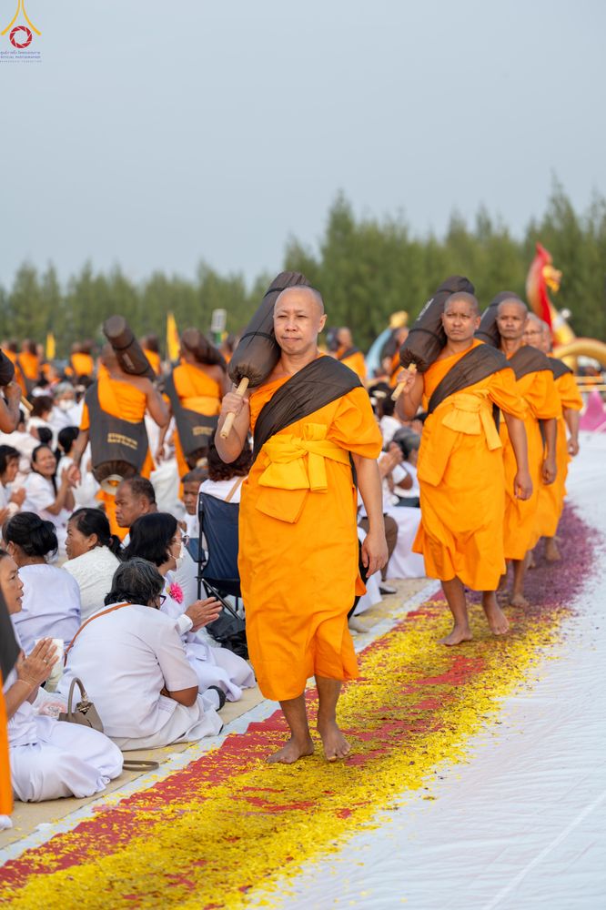 ภาพ No.299530:วันที่ 18 มกราคม พ.ศ. 2569 พิธีต้อนรับพระธรรมยาตรา (ภาพชุดที่ 2) ณ อนุสรณ์สถานลำดับที่ 5  สถานที่เผยแผ่วิชชาธรรมกายครั้งแรก อนุสรณ์สถานบางปลา วัดบางปลา อำเภอบางเลน จังหวัดนครปฐม ในโครงการธรรมยาตรา กตัญญูบูชา มหาปูชนียาจารย์ พระมงคลเทพมุนี(สด จนฺทสโร) พระ