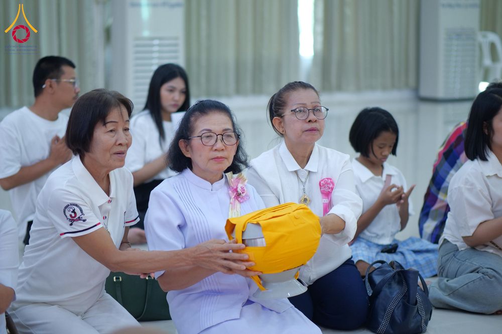 ภาพ No.319910:วันเสาร์ที่ 4 เมษายน พ.ศ.2569 พิธีตัดปอยผมและปลงผม พิธีขอขมาผู้ปกครองและมอบผ้าไตร พิธีบรรพชาและถวายบาตร ณ ศูนย์ปฏิบัติธรรมและศูนย์อบรมเยาวชนเพชรบุรี  ต.ท่าแลง อ.ท่ายาง จ.เพชรบุรี