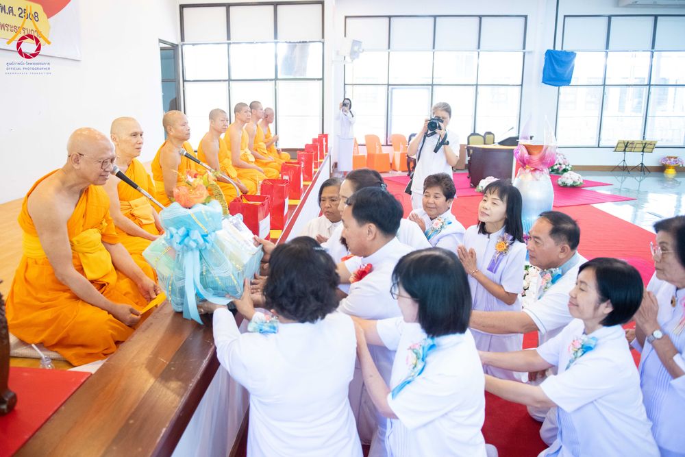 ภาพ No.278456:วันพุธที่ 10 ธันวาคม พ.ศ.2568  พิธีทอดผ้าป่าเพื่อสนับสนุนโครงการตักบาตรพระ 10,000 รูป เมืองกาญจนบุรี ณ อาคารปลูกศรัทธา วัดพระธรรมกาย