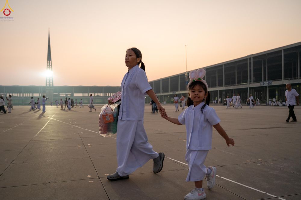 ภาพ No.279698:วันที่ 1 มกราคม พ.ศ.2569 พิธีตักบาตรในวันขึ้นปีใหม่ ณ ลานธรรม วัดพระธรรมกาย