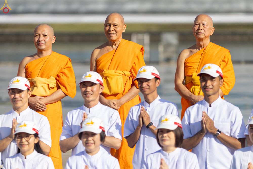 ภาพ No.296125:ภาพเบื้องหลังอาสาสมัครรวมใจ ชุดที่ 1 ในโครงการธรรมยาตรา กตัญญูบูชา มหาปูชนียาจารย์ พระมงคลเทพมุนี(สด จนฺทสโร) พระผู้ปราบมาร อนุสรณ์สถาน 7 แห่ง ปีที่ 14