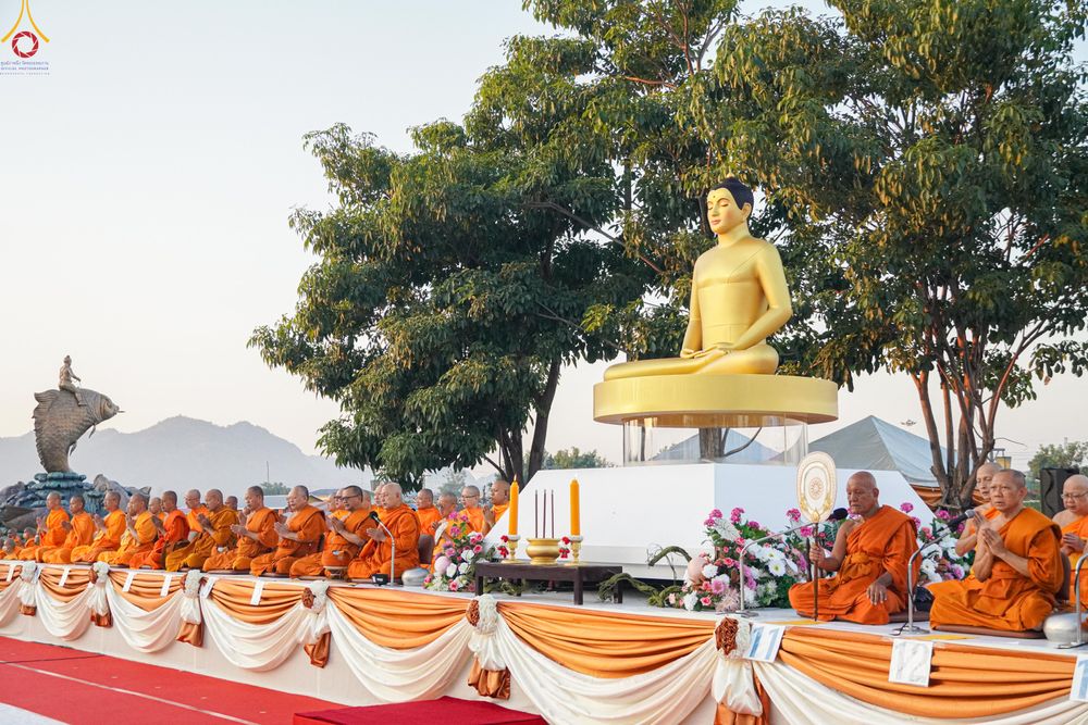 ภาพ No.282607:วันเสาร์ที่ 20 ธันวาคม พ.ศ.2568 พิธีตักบาตรพระ 10,000 รูป (ชุด 2) เนื่องในโอกาส 194 ปี จังหวัดกาญจนบุรี และอุทิศส่วนกุศลให้แด่บรรพชนทั้งหลาย บริเวณถนนสองแคว (Skywalk) เมืองกาญจนบุรี