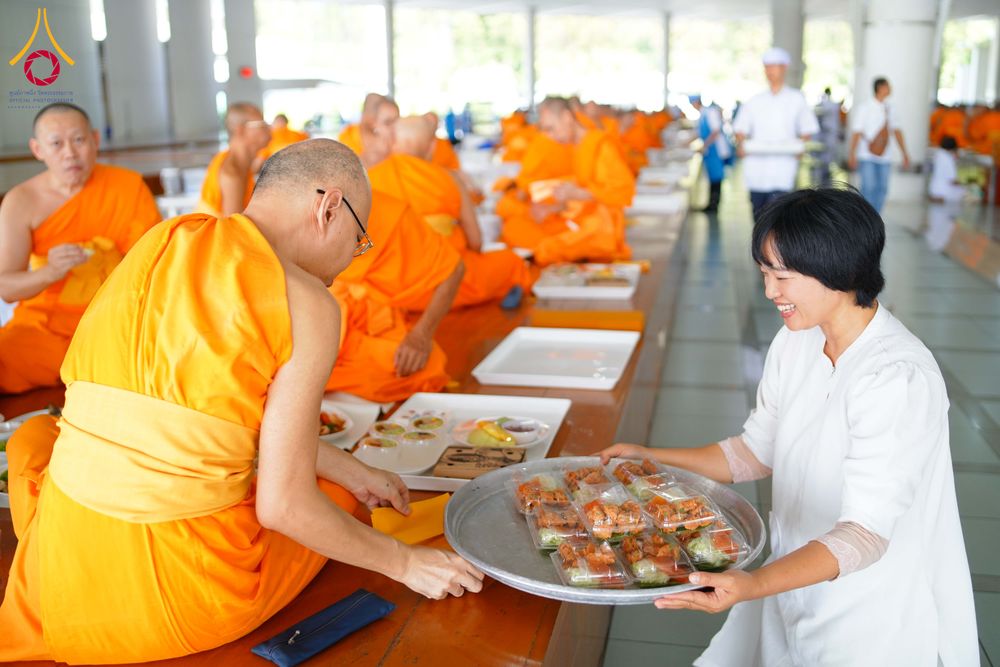 ภาพ No.310129:วันที่ 7 กุมภาพันธ์ พ.ศ. 2569 พิธีถวายภัตตาหารเมนูสวรรค์ เพื่อการบรรลุธรรม ณ หอฉันคุณยายอาจารย์ฯ วัดพระธรรมกาย