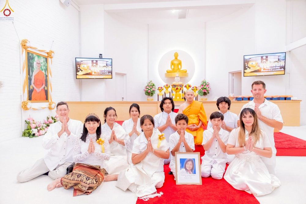 ภาพ No.252371:วันที่ 4-5 ตุลาคม พ.ศ. 2568  วัดพระธรรมกายแคลิฟอร์เนีย ประเทศสหรัฐอเมริกา ได้จัดพิธีตัดปอยผม โดยคณะสงฆ์ ญาติ ๆ และสาธุชน ให้กับนาคธรรมทายาท 8 ท่าน และได้จัดพิธีบรรพชา-อุปสมบท ฉลองพิธีทอดกฐินบรมจักรพรรดิ สร้างอุโบสถ 82 ปี บูชาธรรมหลวงพ่อธัมมชโย