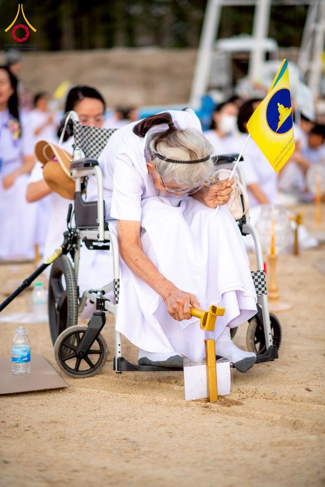 ภาพ No.275219:วันอาทิตย์ที่ 30 พฤศจิกายน พ.ศ. 2568 พิธีตอกเสาเข็ม "สร้างองค์พระเจดีย์เพื่อสร้างสันติภาพโลก" ต้นสุดท้าย ณ ศูนย์ปฏิบัติธรรมระยอง (บ้านช่องลม)