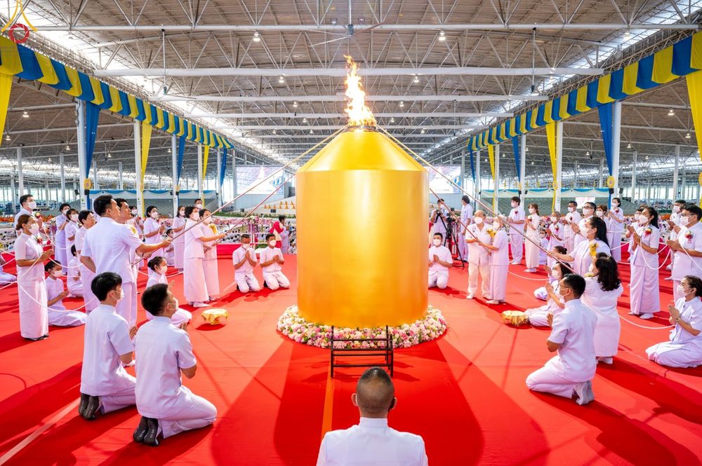 ภาพ No.89571:พิธีตักบาตร ข้าวสารอาหารแห้ง พิธีบูชาข้าวพระ และพิธีจุดเทียนใจ ไฟนิรันดร์  อนันตชัย ณ สภาธรรมกายสากล วัดพระธรรมกาย วันอาทิตย์ที่ 1 ตุลาคม พ.ศ. 2566
