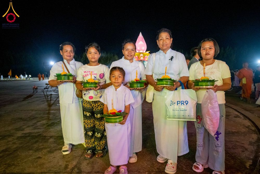 ภาพ No.266235:วันพุธที่ 5 พฤศจิกายน พ.ศ. 2568 (วันพระ ขึ้น 15 ค่ำ เดือน 12) พิธีจุดประทีปโคมลาน, โคมลอย และลอยกระทง ถวายประทีปเป็นพุทธบูชา สร้างความสว่างไสวให้กับแผ่นดินด้วยแสงธรรม ณ พุทธอุทยานนานาชาติ จังหวัดหนองคาย