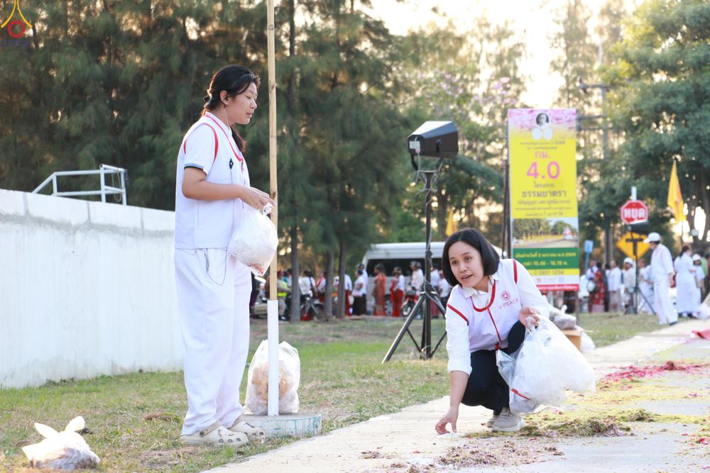 ภาพ No.296050:ภาพเบื้องหลังอาสาสมัครรวมใจ ชุดที่ 1 ในโครงการธรรมยาตรา กตัญญูบูชา มหาปูชนียาจารย์ พระมงคลเทพมุนี(สด จนฺทสโร) พระผู้ปราบมาร อนุสรณ์สถาน 7 แห่ง ปีที่ 14