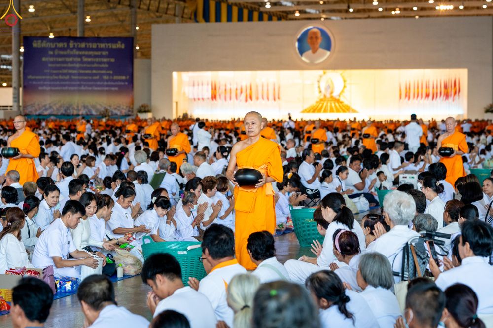 ภาพ No.311329:วันอาทิตย์ต้นเดือนที่ 1 มีนาคม พ.ศ.2569 พิธีตักบาตร และ พิธีบูชาข้าวพระ ณ สภาธรรมกายสากล วัดพระธรรมกาย