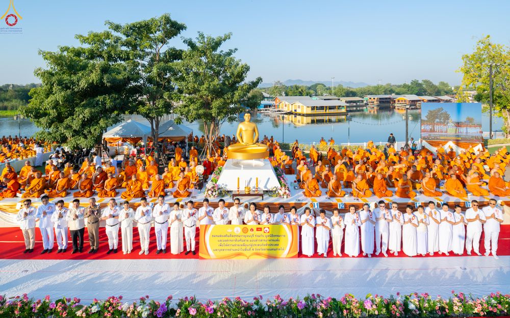 ภาพ No.282646:วันเสาร์ที่ 20 ธันวาคม พ.ศ.2568 พิธีตักบาตรพระ 10,000 รูป (ชุด 2) เนื่องในโอกาส 194 ปี จังหวัดกาญจนบุรี และอุทิศส่วนกุศลให้แด่บรรพชนทั้งหลาย บริเวณถนนสองแคว (Skywalk) เมืองกาญจนบุรี