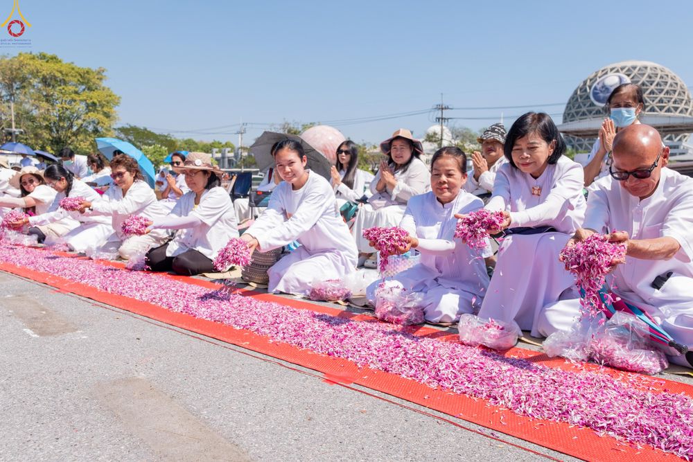 ภาพ No.304101:วันที่ 25 มกราคม พ.ศ. 2569 พิธีต้อนรับพระธรรมยาตรา  รร.สามัคคีราษฏร์บำรุง-วัดพระธรรมกาย ในโครงการธรรมยาตรา กตัญญูบูชา มหาปูชนียาจารย์ พระมงคลเทพมุนี(สด จนฺทสโร) พระผู้ปราบมาร อนุสรณ์สถาน 7 แห่ง ปีที่ 14