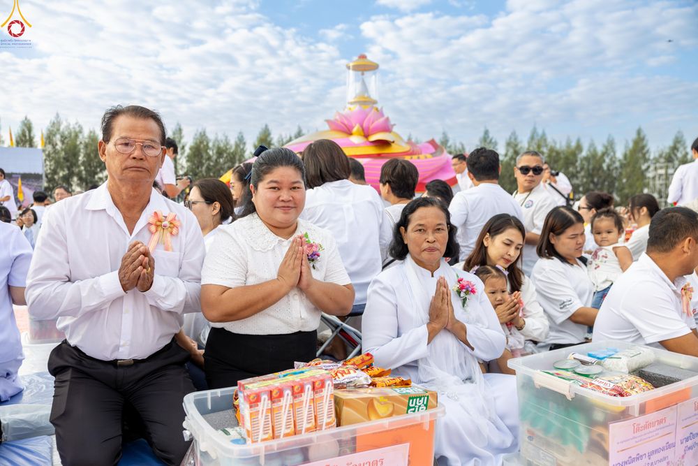 ภาพ No.302619:วันที่ 24 มกราคม พ.ศ. 2569 พิธีตักบาตรพระธรรมยาตรา(ภาพชุดที่ 2) ณ อนุสรณ์สถานลำดับที่ 5 สถานที่เผยแผ่วิชชาธรรมกายครั้งแรก อนุสรณ์สถานบางปลา วัดบางปลา อำเภอบางเลน จังหวัดนครปฐม ในโครงการธรรมยาตรา กตัญญูบูชา มหาปูชนียาจารย์ พระมงคลเทพมุนี(สด จนฺทสโร) พระผู