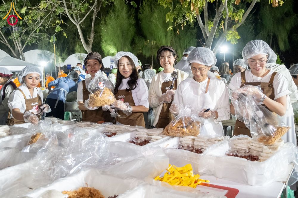 ภาพ No.289454:วันที่ 7 มกราคม พ.ศ. 2569 พิธีถวายภัตตาหารเป็นสังฆทาน แด่พระธรรมยาตรา ในโครงการธรรมยาตรา กตัญญูบูชา มหาปูชนียาจารย์ พระมงคลเทพมุนี(สด จนฺทสโร) พระผู้ปราบมาร อนุสรณ์สถาน 7 แห่ง ปีที่ 14 ณ อนุสรณ์สถานมหาวิหารพระมงคลเทพมุนี (โลตัสแลนด์) อ.สองพี่น้อง จ.สุพรร