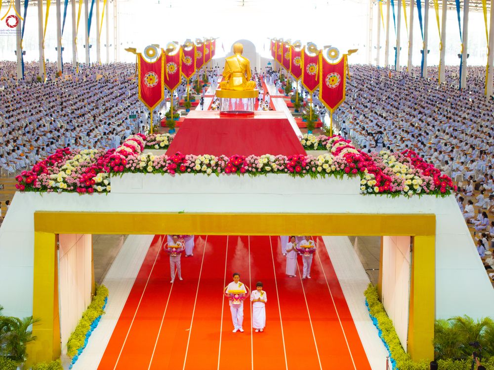 ภาพ No.318430:วันอาทิตย์ต้นเดือนที่ 5 เมษายน พ.ศ.2569 พิธีทอดผ้าป่าสมทบมหาสังฆทาน 40,000 กว่าวัดทั่วประเทศ ณ สภาธรรมกายสากล วัดพระธรรมกาย