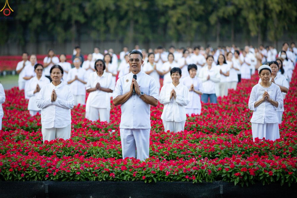 ภาพ No.280924:วันที่ 28 ธันวาคม พ.ศ.2568 กิจกรรมเก็บดอกแพงรวย ณ ทุ่งสวรรค์ตะวันฉาย วัดพระธรรมกาย