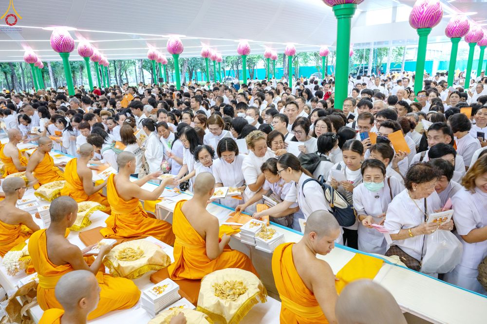 ภาพ No.330911:วันวิสาขบูชา อาทิตย์ที่ 31 พฤษภาคม พ.ศ.2569 พิธีบรรพชาสามเณรอุบาสก 11 ท่าน , พิธีถวายบาตรผ้าไตร และจตุปัจจัยไทยธรรม แด่สามเณร , พิธีอุปสมบทอุทิศชีวิต , พิธีกล่าวคำกัปปิยภัณฑ์  ณ อุโบสถพระไตรปิฎก วัดพระธรรมกาย จังหวัดปทุมธานี