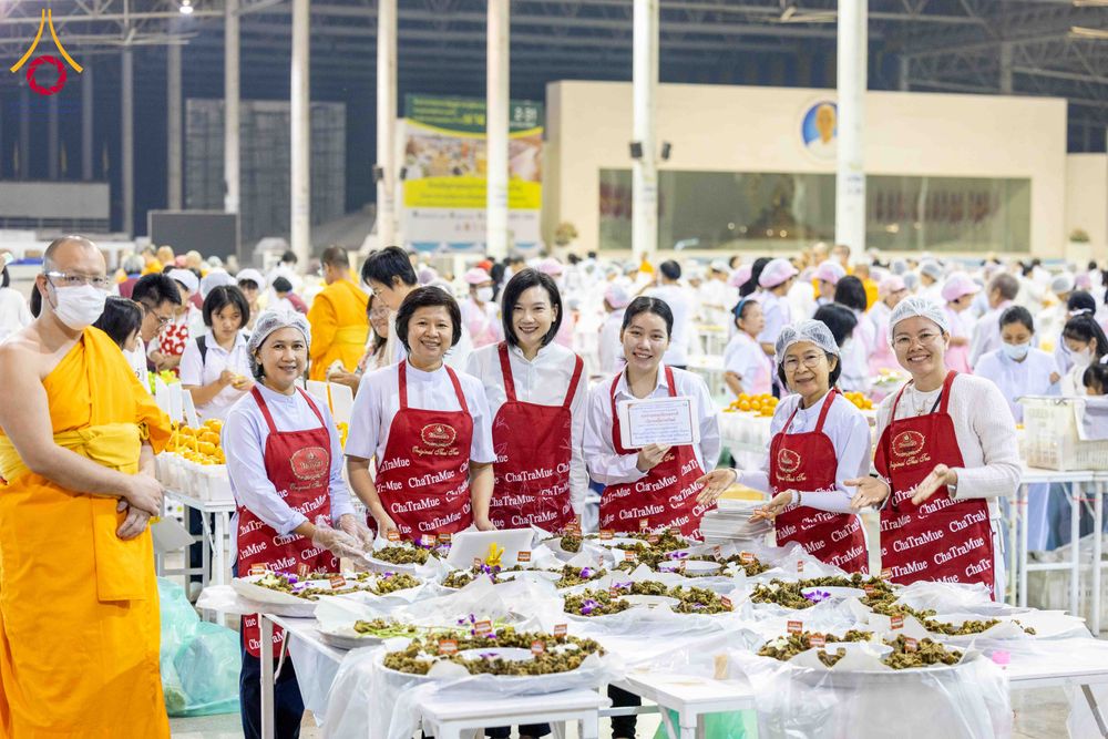 ภาพ No.303421:วันที่ 27 มกราคม พ.ศ. 2569 พิธีถวายภัตตาหารเป็นสังฆทาน แด่พระธรรมยาตรา ณ วัดพระธรรมกาย  จังหวัดปทุมธานี ในโครงการธรรมยาตรา กตัญญูบูชา มหาปูชนียาจารย์ พระมงคลเทพมุนี(สด จนฺทสโร) พระผู้ปราบมาร อนุสรณ์สถาน 7 แห่ง ปีที่ 14