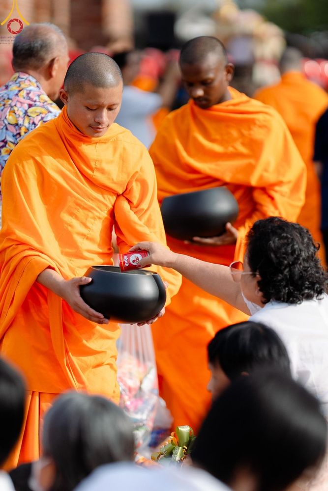 ภาพ No.138587:พิธีตักบาตร วัดราชบูรณะ จ.พระนครศรีอยุธยา วันที่ 25 พฤษภาคม พ.ศ.2567