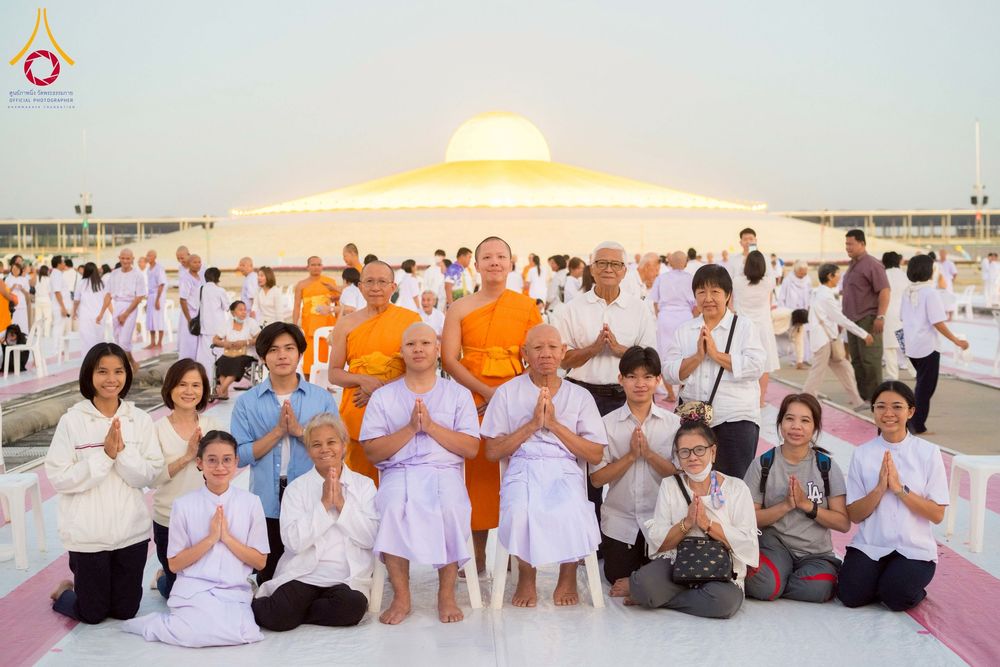 ภาพ No.274811:วันอาทิตย์ที่ 30 พฤศจิกายน พ.ศ. 2568 พิธีปลงผม โครงการอุปสมบทบูชาธรรมมหาปูชนียาจารย์ ปี 2568 ณ ลานธรรมพระมหาธรรมกายเจดีย์ ฝั่งทิศตะวันตก ระหว่างวิหารคดหมายเลข 8 และ 9 วัดพระธรรมกาย