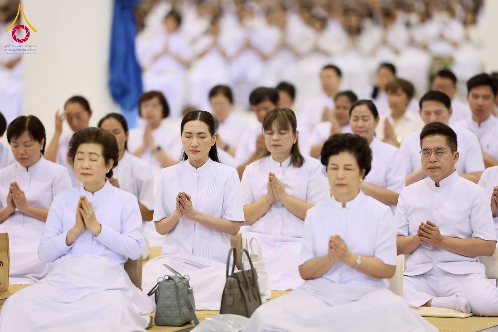 ภาพ No.258189:วันอาทิตย์ที่ 5 ตุลาคม พ.ศ. 2568 พิธีบูชาข้าวพระ ณ สภาธรรมกายสากล วัดพระธรรมกาย