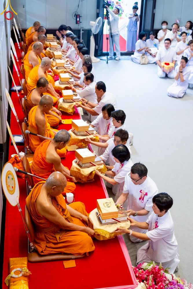 ภาพ No.214832:พิธีต้อนรับสัญญาบัตร พัดยศ พระราชวิเทศวชิรเวที (บัณฑิต วรปญฺโญ) เจ้าอาวาสวัดพระธรรมกายสกอตแลนด์ สหราชอาณาจักร ผู้ช่วยเจ้าอาวาสวัดพระธรรมกาย ณ อุโบสถพระไตรปิฏก วัดพระธรรมกาย