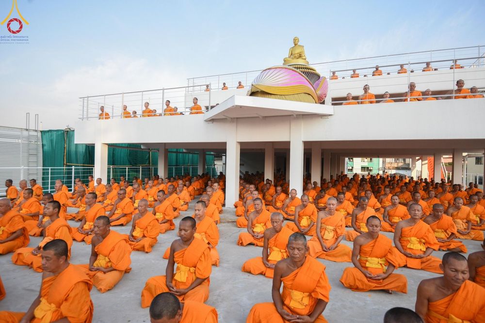 ภาพ No.201362:พระธรรมยาตราปฏิบัติธรรม และถ่ายภาพหมู่ประวัติศาสตร์ ณ อาคารธรรมยาตรา กตัญญูบูชามหาปูชนียาจารย์  ตรงข้ามวัดปากน้ำภาษีเจริญ จ.กรุงเทพมหานคร ในโครงการธรรมยาตรา กตัญญูบูชา มหาปูชนียาจารย์ พระมงคลเทพมุนี(สด จนฺทสโร) พระผู้ปราบมาร อนุสรณ์สถาน 7 แห่ง ปีที่ 13