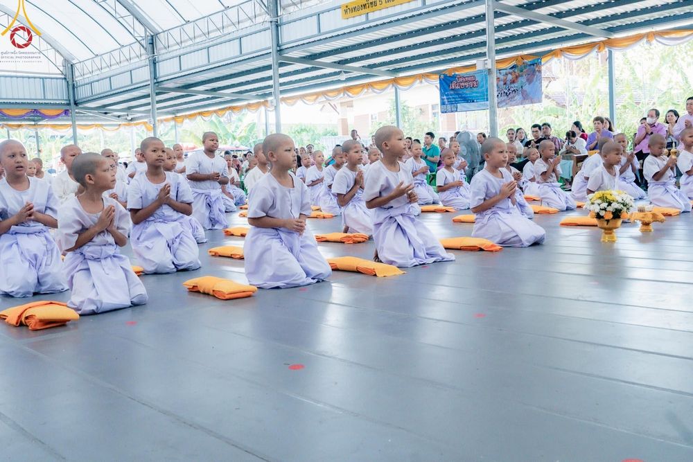 ภาพ No.133504:พิธีขอขมารับผ้าไตร, พิธีบรรพชาสามเณร, สามเณรออกบิณฑบาต ในโครงการบรรพชาสามเณร ฟื้นฟูพระพุทธศาสนาทั่วไทย  ณ ศูนย์ปฏิบัติธรรม และอบรมเยาวชนเมืองยะลา วันที่ 3 เมษายน พ.ศ. 2567