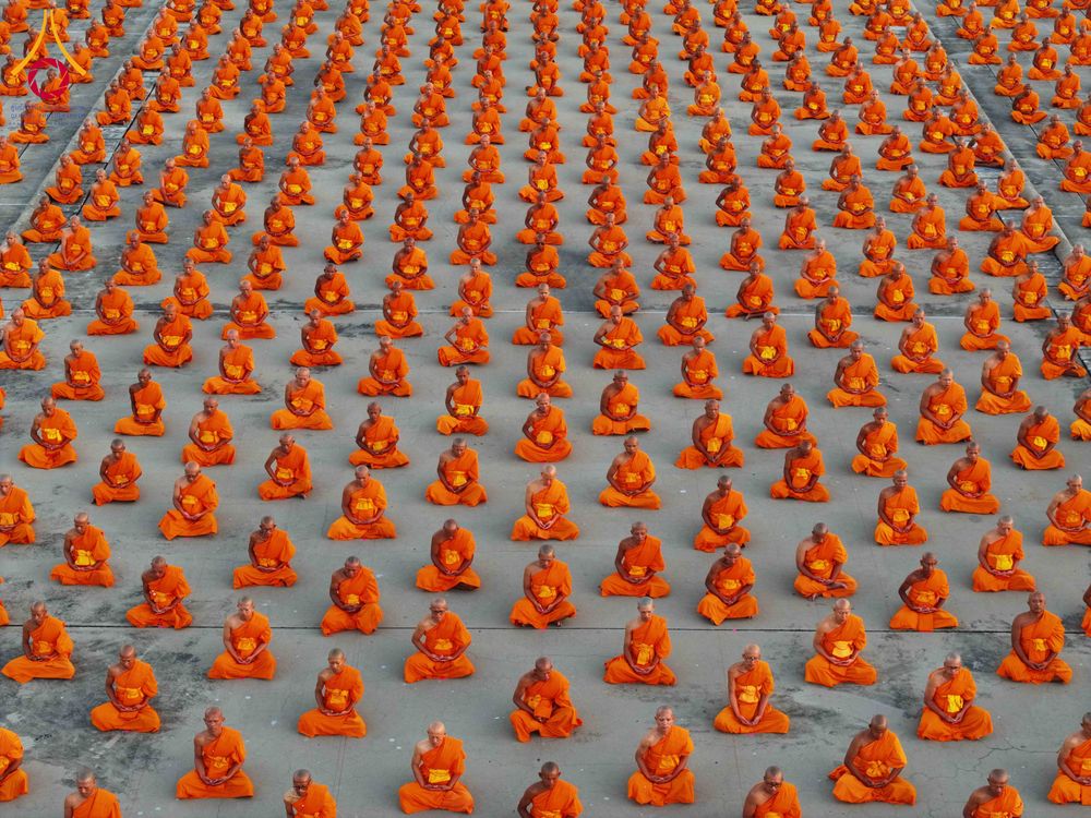 ภาพ No.285206:วันจันทร์ที่ 15 ธันวาคม พ.ศ.2568  บันทึกภาพหมู่ประวัติศาสตร์ โครงการบรรพชาอุปสมบทหมู่  รุ่นบูชาธรรมมหาปูชนียาจารย์ ประจำปี 2568 ณ ลานธรรมมหาธรรมกายเจดีย์ วัดพระธรรมกาย