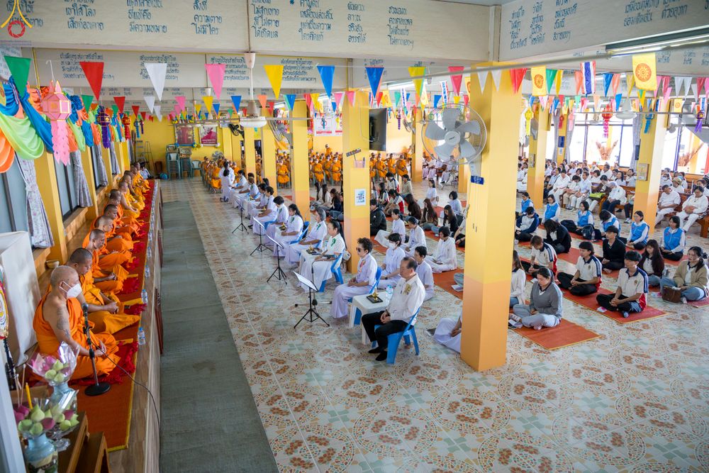 ภาพ No.291233:วันที่ 9 มกราคม พ.ศ. 2569 พิธีทอดผ้าป่าทำนุบำรุงศาสนสถาน ณ วัดนาราภิรมย์ อ.บางเลน จ.นครปฐม ในโครงการธรรมยาตรา กตัญญูบูชา มหาปูชนียาจารย์ พระมงคลเทพมุนี(สด จนฺทสโร) พระผู้ปราบมาร อนุสรณ์สถาน 7 แห่ง ปีที่ 14