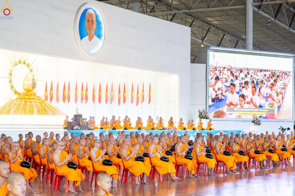 ภาพ No.318131:วันอาทิตย์ต้นเดือนที่ 5 เมษายน พ.ศ.2569 พิธีตักบาตร ณ บ้านแก้วเรือนทองคุณยายอาจารย์ฯ วัดพระธรรมกาย