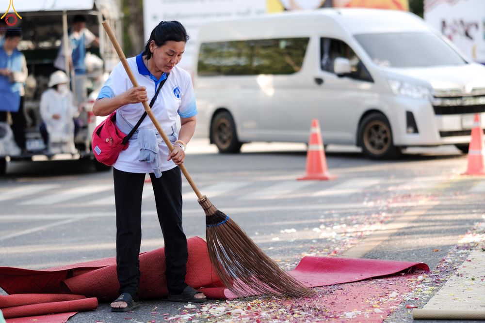 ภาพ No.296038:ภาพเบื้องหลังอาสาสมัครรวมใจ ชุดที่ 1 ในโครงการธรรมยาตรา กตัญญูบูชา มหาปูชนียาจารย์ พระมงคลเทพมุนี(สด จนฺทสโร) พระผู้ปราบมาร อนุสรณ์สถาน 7 แห่ง ปีที่ 14