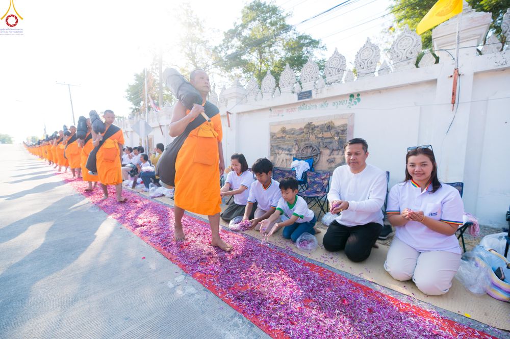 ภาพ No.292904:วันที่ 11 มกราคม พ.ศ. 2569 พิธีต้อนรับพระธรรมยาตรา ณ อนุสรณ์สถานลำดับที่ 3 สถานที่เกิดในเพศสมณะ วัดสองพี่น้อง อำเภอสองพี่น้อง จังหวัดสุพรรณบุรี ในโครงการธรรมยาตรา กตัญญูบูชา มหาปูชนียาจารย์ พระมงคลเทพมุนี(สด จนฺทสโร) พระผู้ปราบมาร อนุสรณ์สถาน 7 แห่ง ปีที