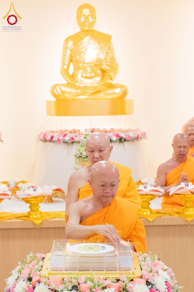 ภาพ No.319151:วันที่ 29 มีนาคม พ.ศ.2569 พิธีอัญเชิญรูปหล่อพระมงคลเทพมุนี (สด จนฺทสโร) ประดิษฐาน ณ ห้องปฏิบัติธรรม “มงคลรัตนโชติ”  วัดพระธรรมกายชิคาโก ประเทศสหรัฐอเมริกา